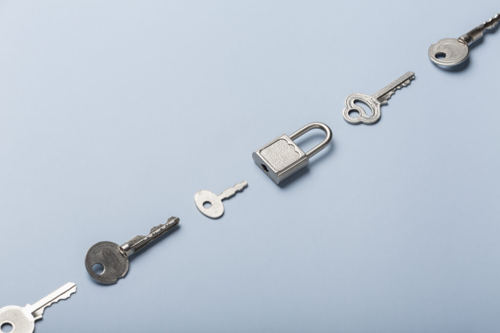 Schloss mit verschiedenen silbernen Schlüsseln.
