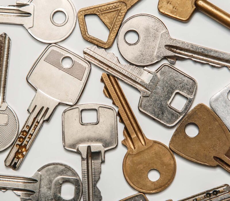 Metallische Schlüssel, verschieden geformt, verstreut.